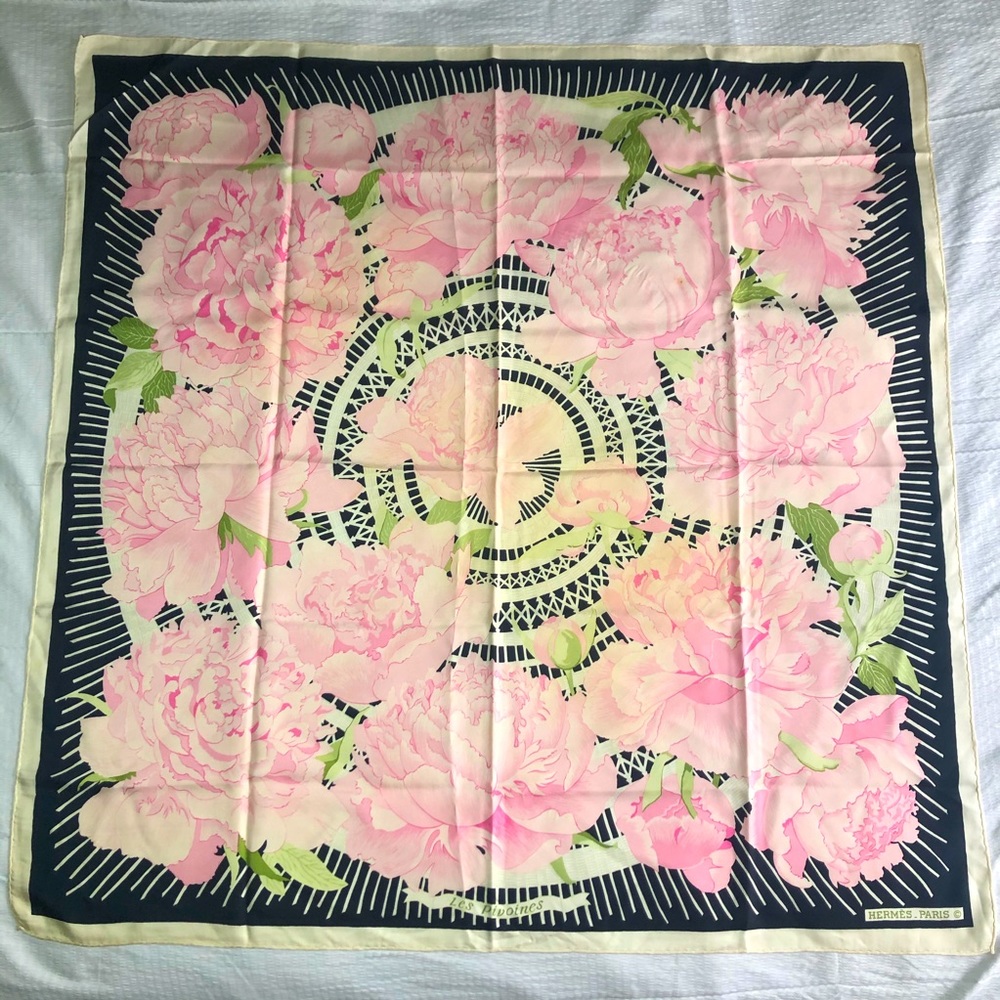 ✨Vintage Hermès “Le Piviones” silk scarf ✨